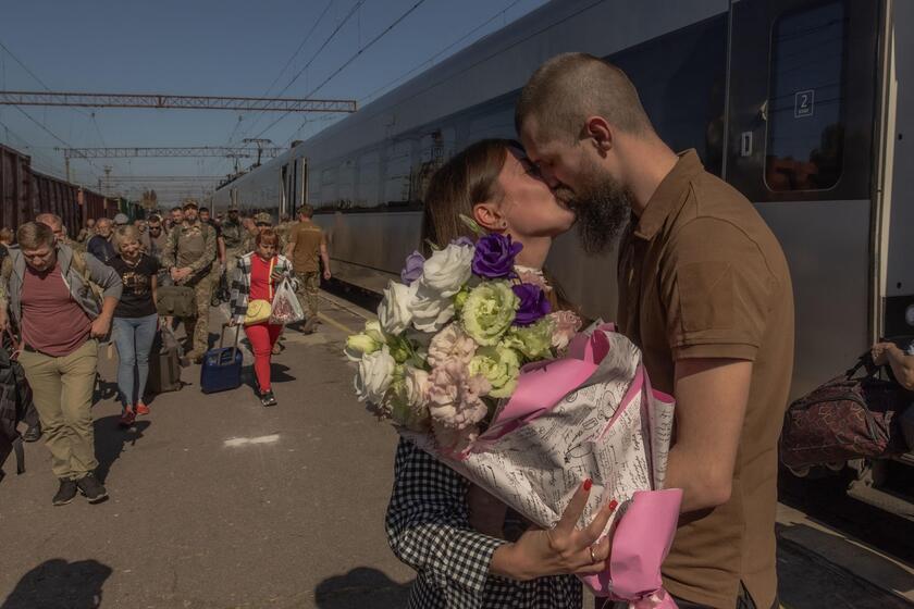 Il bacio dell 'ucraino Oleksiy a Maryna, giunta da Kiev per andarlo a trovare in Donetsk,25 settembre © ANSA/AFP